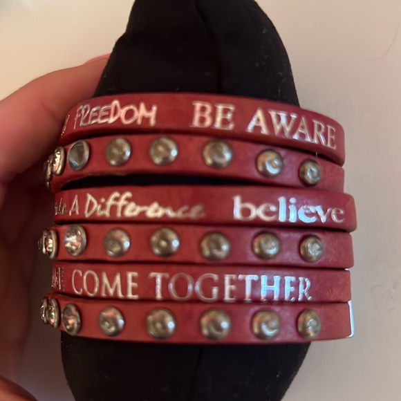 Good Work(s) Make a Difference Pink Leather Bracelet - Picture 3 of 5